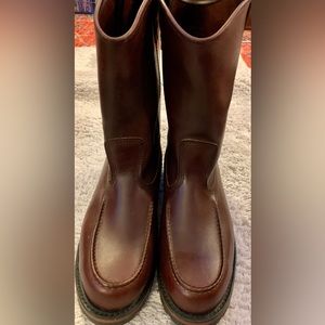 Men’s Filson leather slip on boots. Excellent condition. Large.